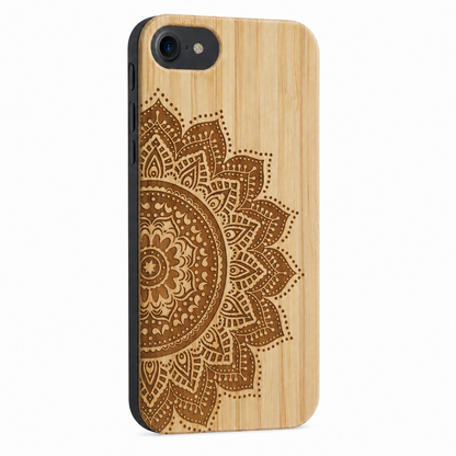 Mandala Eden Case aus Bambus für iPhone 6/6S/7/8/SE 2020/SE 2022 – schräge Gegenansicht