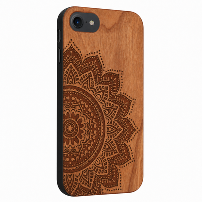 Mandala Eden Case aus Kirschholz für iPhone 6/6S/7/8/SE 2020/SE 2022 – schräge Gegenansicht