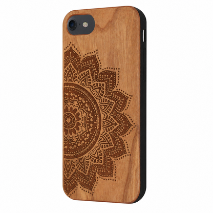 Mandala Eden Case aus Kirschholz für iPhone 6/6S/7/8/SE 2020/SE 2022 – schräge Ansicht