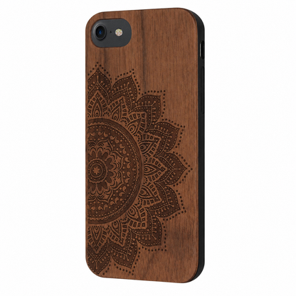 Mandala Eden Case aus Nussbaumholz für iPhone 6/6S/7/8/SE 2020/SE 2022 – schräge Ansicht