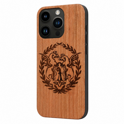 Basilisk Eden Case aus Kirschholz für das iPhone 15 Pro Max – Schrägansicht