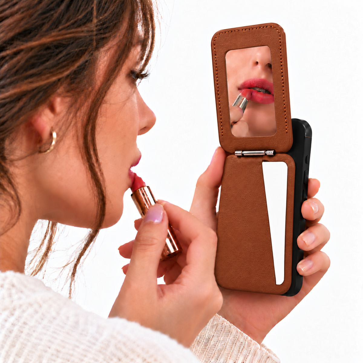 MagSafe Kartenhalter mit Spiegel in Braun am Smartphone – Frau beim Auftragen von Lippenstift